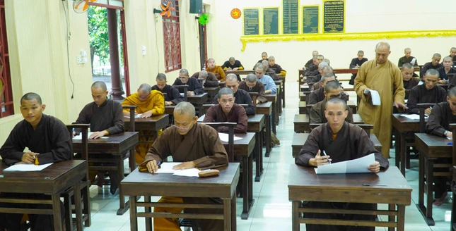 Tăng sinh tham dự kỳ thi