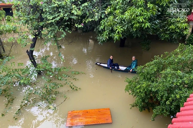 Sư cô chùa Tây Linh di chuyển bằng thuyền khi nước vào chùa