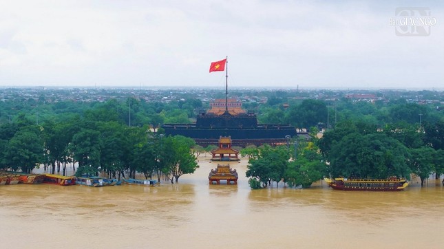 Nước lên nhanh gây ngập, chia cắt nhiều tuyến đường tại TP.Huế