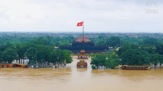 Nước lên nhanh gây ngập, chia cắt nhiều tuyến đường tại TP.Huế
