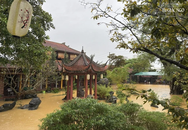 Tổ đình Ba La Mật tại phường Vỹ Dạ chìm trong nước lũ