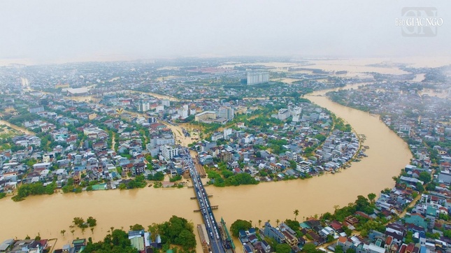 TP.Huế chìm trong biển nước - Ảnh: Trần Thiện
