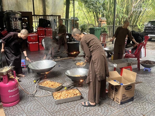 Chư Ni nấu ăn phục vụ bà con tâm bão