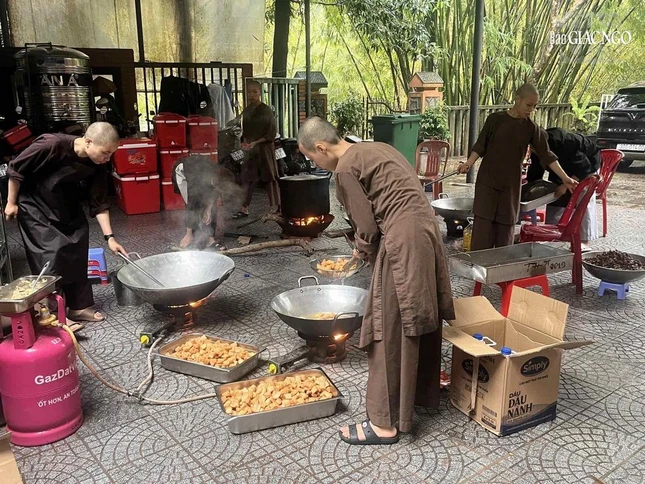 Chư Ni nấu ăn phục vụ bà con tâm bão