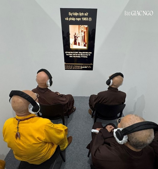 Chư vị giáo phẩm xúc động lắng nghe lại âm thanh lịch sử - Ảnh: Quảng Điền