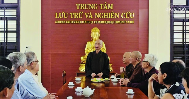 Thượng tọa Thích Không Nhiên, Phó Viện trưởng Học viện Phật giáo VN tại Huế, Phó Giám đốc điều hành Trung tâm Lưu trữ và Nghiên cứu chia sẻ với các đại biểu tham quan trung tâm - Ảnh: N.Hạ