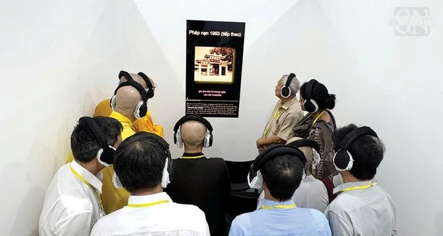 Các nhà nghiên cứu, học giả trong và ngoài nước nghe lại tư liệu âm thanh liên quan tới các nhân vật, sự kiện Phật giáo tại cố đô - Ảnh: Quảng Điền