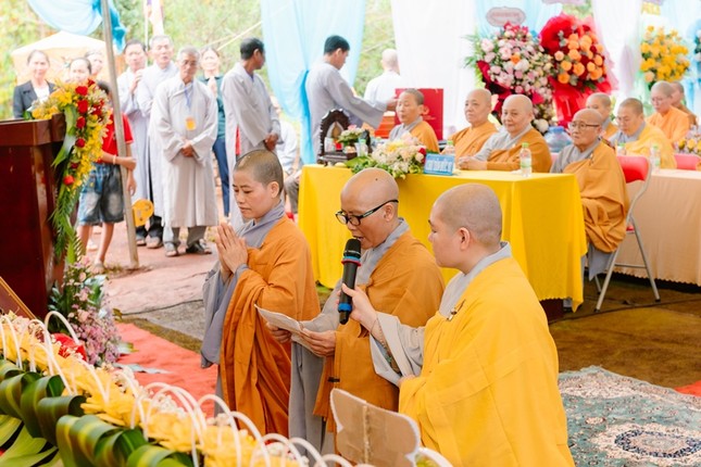 Sư cô tân trụ trì dâng lời phát nguyện Sư cô tân trụ trì dâng lời phát nguyện