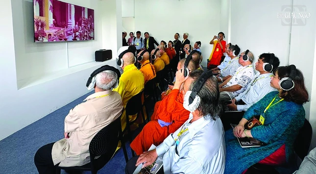 Chỉ cần đeo tai nghe, người nghe có thể lựa chọn cho mình những trích xuất liên quan đến Phật giáo Huế trước năm 1975 bằng công nghệ IPS bắt tầng siêu rộng để phân bổ âm thanh đến tùy vị trí