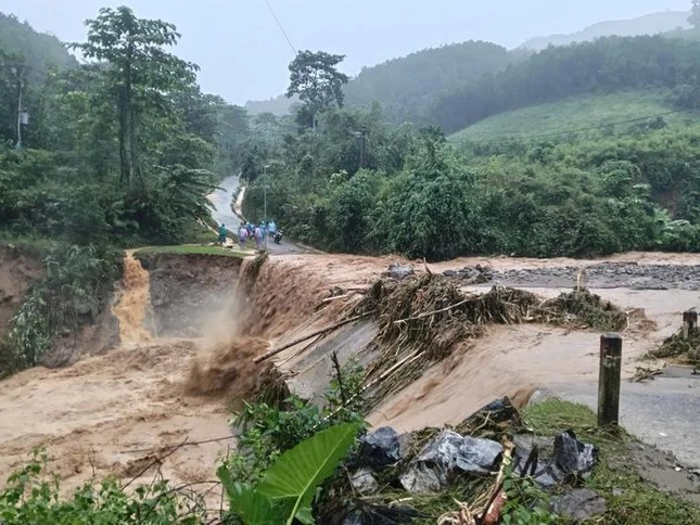 Lũ ồ ạt từ thượng nguồn đổ về ở xã Sơn Tây Hạ, Quảng Ngãi