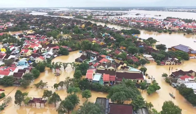 Mưa lớn kéo dài khiến khu vực phường Hội An Đông và Hội An Tây (TP.Đà Nẵng) ngập lụt sâu - Ảnh: Đ.X