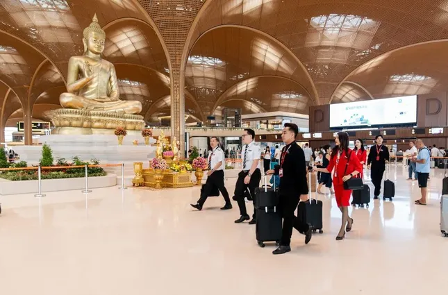 Pho tượng Phật được an vị tại sảnh khởi hành mang lại cảm giác bình an và hạnh phúc trên mọi hành trình Pho tượng Phật được an vị tại sảnh khởi hành mang lại cảm giác bình an và hạnh phúc trên mọi hành trình