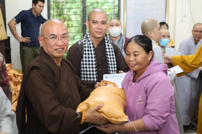 1.000 phần quà đã được trao tận tay các hộ dân xã Quỳ Châu, Nghệ An