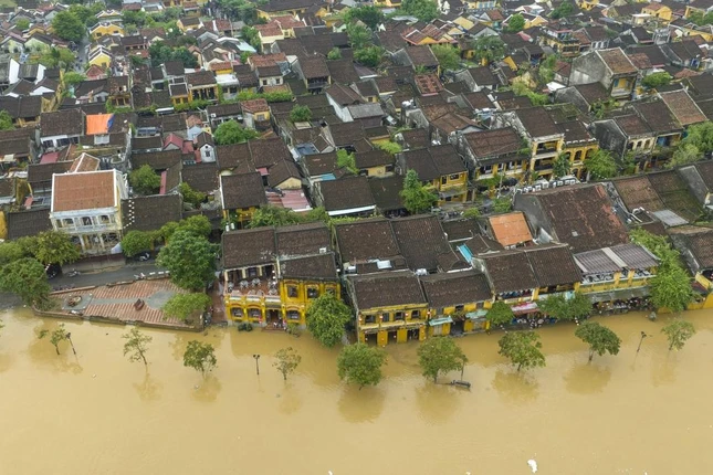 Phố cổ Hội An nguy cơ ngập trở lại khi lũ sông Thu Bồn lên báo động ba - Ảnh: Văn Đông