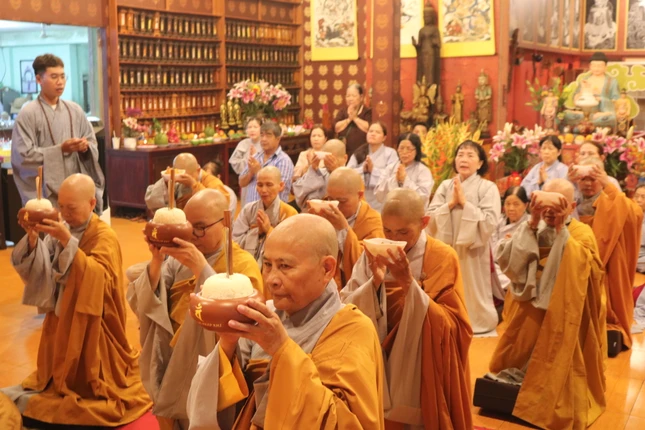 Môn hạ đệ tử dâng phạn thực cúng dường