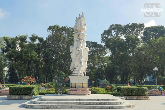 Nơi đây được quy hoạch thành công viên Lê Văn Tám. Trong ảnh là bức tượng Lê Văn Tám đặt tại trung tâm công viên với hình ảnh bó đuốc sống