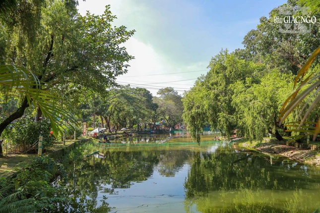 Bao quanh công viên là hồ nước tạo cảnh quan. Được biết, hồ nước này trước giải phóng vốn là một con rạch thông ra kênh Nhiêu Lộc - Thị Nghè