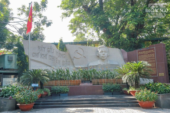 Năm 1999, chính quyền tìm thấy phần mộ của cố Tổng Bí thư Trần Phú ngay tại công viên này sau 68 năm ngày ông hy sinh. Tháng 9-2005, Đảng và Nhà nước đã tiến hành xây dựng bia tưởng niệm cố Tổng Bí thư Trần Phú gần nơi tìm thấy mộ phần của ông
