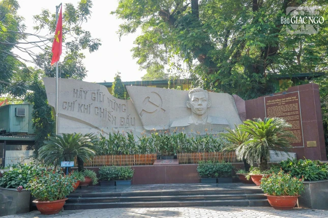 Năm 1999, chính quyền tìm thấy phần mộ của cố Tổng Bí thư Trần Phú ngay tại công viên này sau 68 năm ngày ông hy sinh. Tháng 9-2005, Đảng và Nhà nước đã tiến hành xây dựng bia tưởng niệm cố Tổng Bí thư Trần Phú gần nơi tìm thấy mộ phần của ông