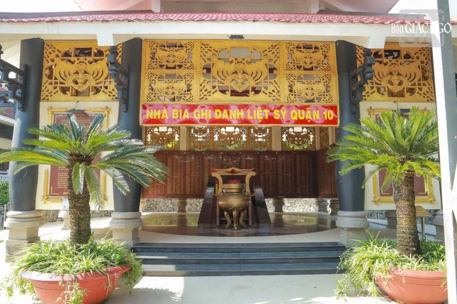 Công viên Lê Thị Riêng còn là nơi đặt Nhà truyền thống quận 10 (cũ), nhà bia tưởng niệm ghi danh hơn 1.500 anh hùng liệt sĩ và bia tưởng niệm các liệt sĩ đã hy sinh trong cuộc Tổng tiến công nổi dậy Tết Mậu Thân 1968, trong đó có mộ phần bà Lê Thị Riêng - Ủy viên Ủy ban Trung ương Mặt trận Dân tộc giải phóng miền Nam Việt Nam