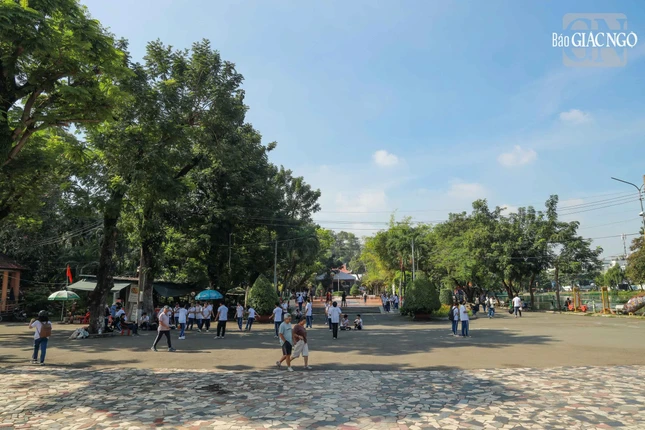 Hiện nay công viên Lê Thị Riêng với 80% mảng xanh, là nơi sinh hoạt, thư giãn, tập thể dục,... của người dân mọi lứa tuổi