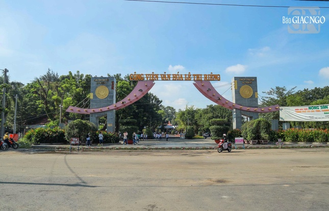 Công viên Lê Thị Riêng (phường Hòa Hưng, TP.HCM) cũng từng là nghĩa trang lớn của Sài Gòn. Công viên được giới hạn bởi đường Cách Mạng Tháng 8, Bắc Hải và Trường Sơn