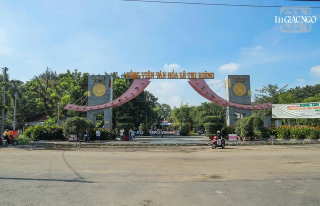 Công viên Lê Thị Riêng (phường Hòa Hưng, TP.HCM) cũng từng là nghĩa trang lớn của Sài Gòn. Công viên được giới hạn bởi đường Cách Mạng Tháng 8, Bắc Hải và Trường Sơn