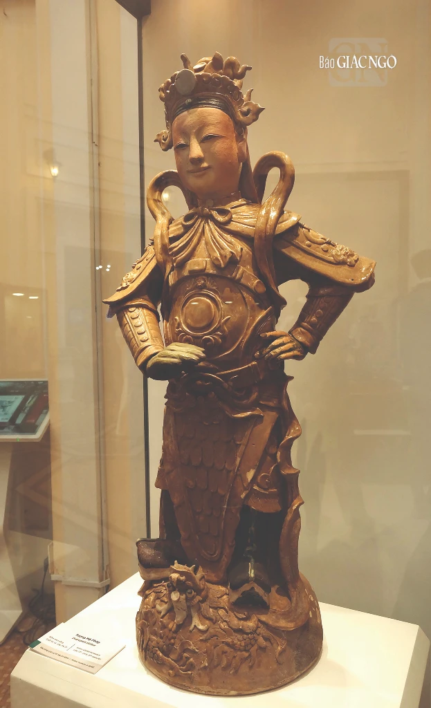 Tượng Hộ pháp, thế kỷ XIX - XX trưng bày trong triển lãm tại Bảo tàng Lịch sử TP.HCM