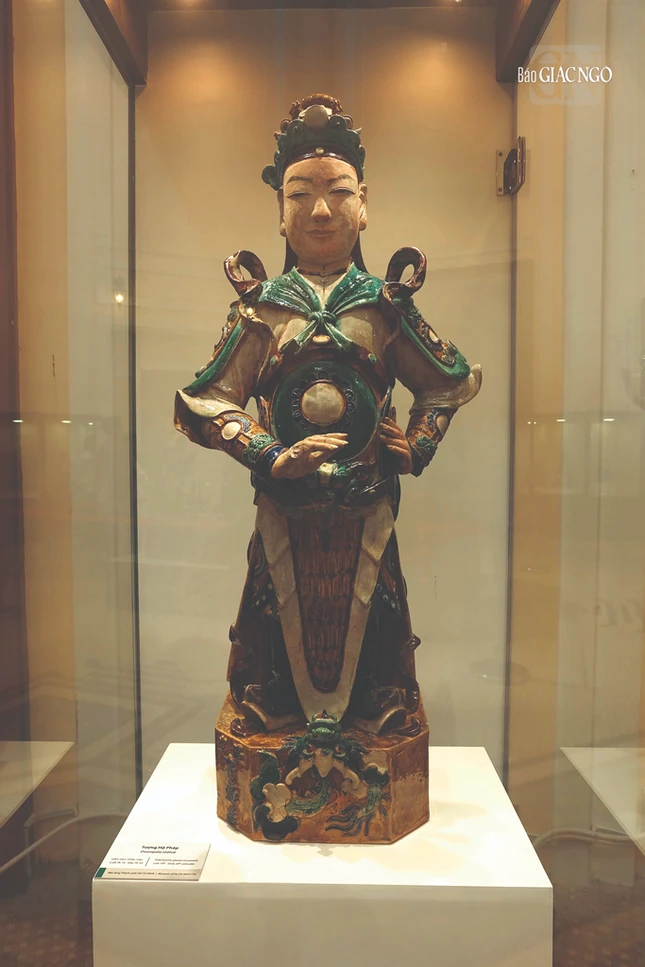 Tượng Hộ pháp, gốm phủ men nhiều màu, thế kỷ XIX - XX