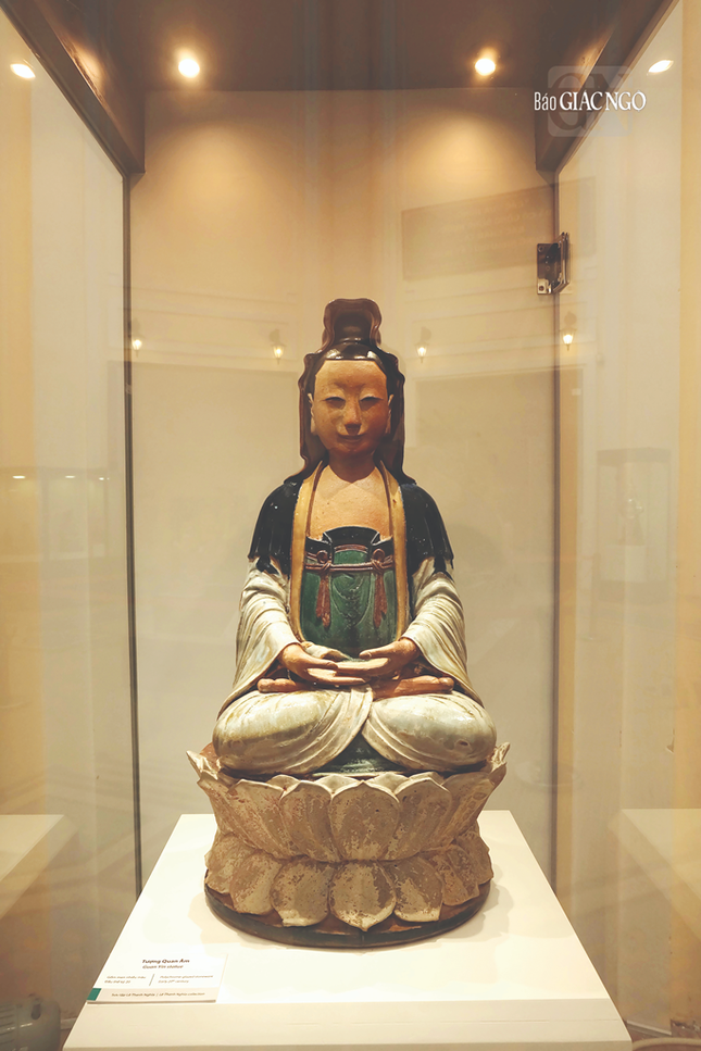 Tượng Quán Thế Âm Bồ-tát, gốn phủ men nhiều màu, đầu thế kỷ XX