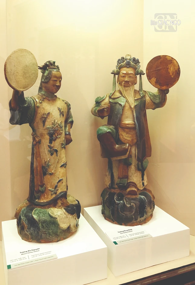 Cặp tượng ông Nhật bà Nguyệt thường được bài trí trên phần nóc tiền điện của các công trình chùa chiền, miếu vũ xưa tại miền Nam