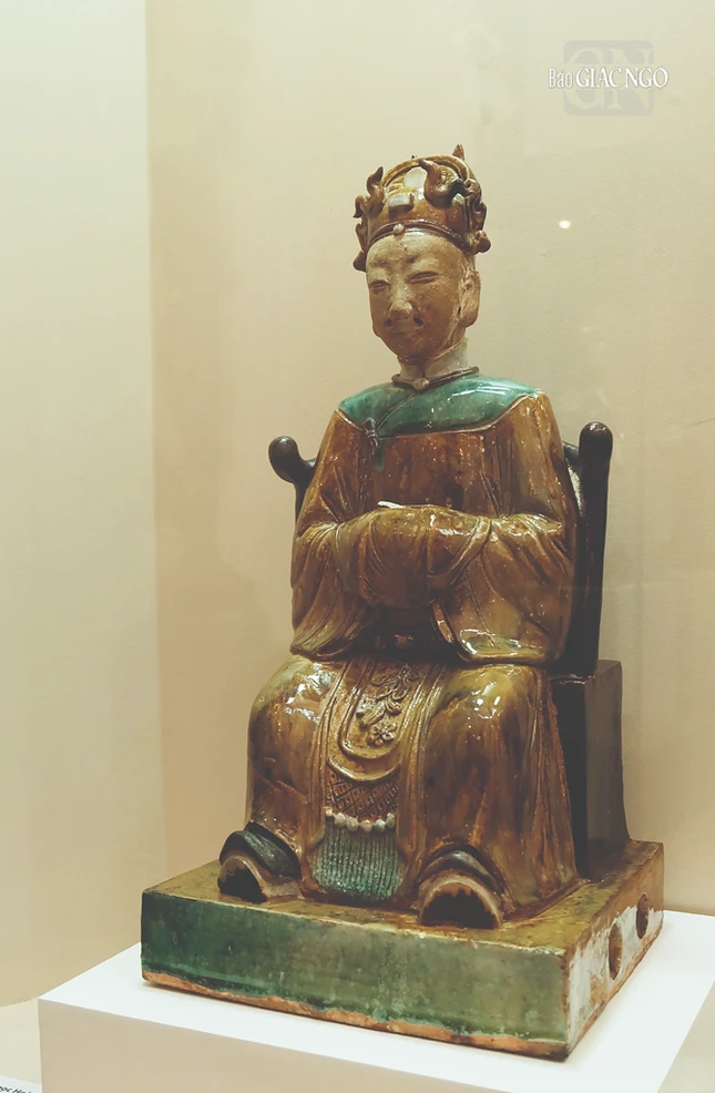 Tượng Ngọc Hoàng, gốm phủ men nhiều màu, đầu thế kỷ XX