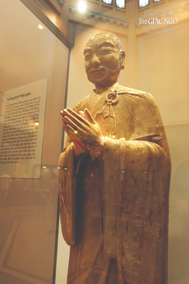 Tượng Tôn giả Ca Diếp, gốm phủ men nâu, đầu thế kỷ XX