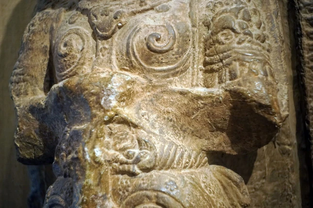 Thân tượng vận giáp trụ, bó sát người xuống tận dưới đầu gối, ngực áo có hai xoáy lớn