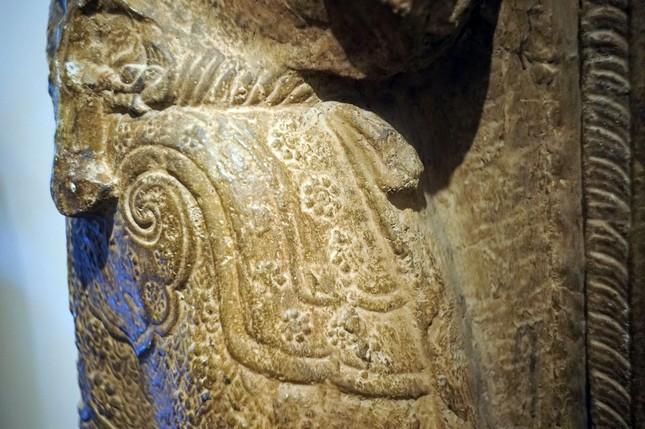 Thân áo điểm những bông hoa cúc chạm nổi nhiều cánh