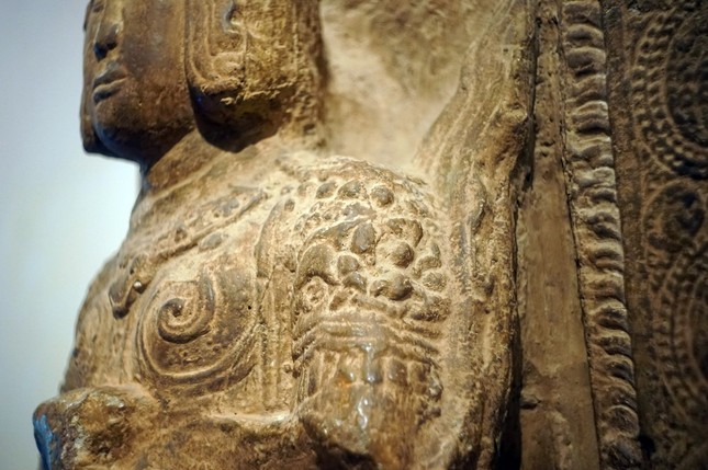 Hình tượng Kim Cương thủ Bồ-tát được cho là có nguyên gốc từ nhân vật anh hùng Heracles của Hy Lạp, truyền bá vào Ấn Độ theo chân đoàn quân viễn chinh của Alexander Đại đế và qua thời gian trở thành vị Bồ-tát cầm chùy, hộ vệ cho Phật giáo