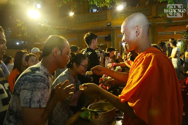 Nghi thức đút cốm dẹp, bày tỏ ước nguyện của mọi người trong tương lai. Đây là nghi thức đặc trưng và quan trọng trong Lễ hội Ok Om Bok