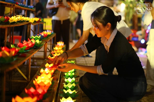 Lễ thắp đèn hoa đăng, biểu tượng của sự hòa hợp, sự tri ân và lòng thành kính