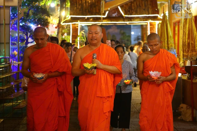 Lúc này chư Tăng thắp hương, lễ Phật, dâng lễ vật cầu nguyện mưa thuận gió hòa, mùa màng bội thu và người người có cuộc sống ấm no