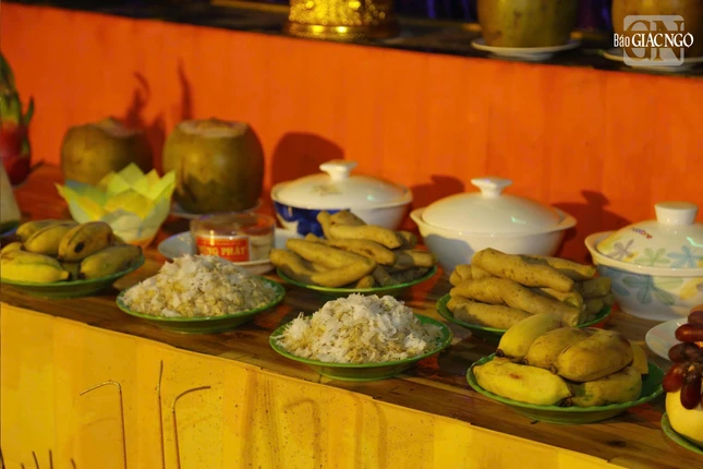 Trong đó, cốm dẹp là vật phẩm không thể thiếu, vì gắn với hình tượng tín ngưỡng về nền văn minh lúa nước của cộng đồng người Khmer, mang đậm nét văn hóa truyền thống của đồng bào dân tộc Khmer