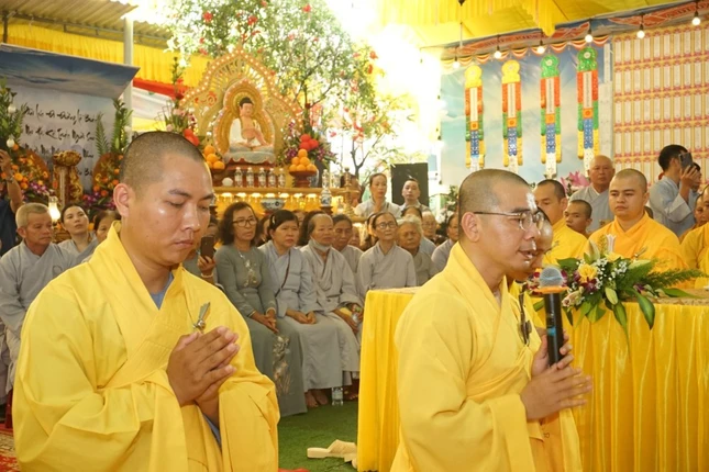 Đại đức Thích Đồng Tường dâng lời phát nguyện