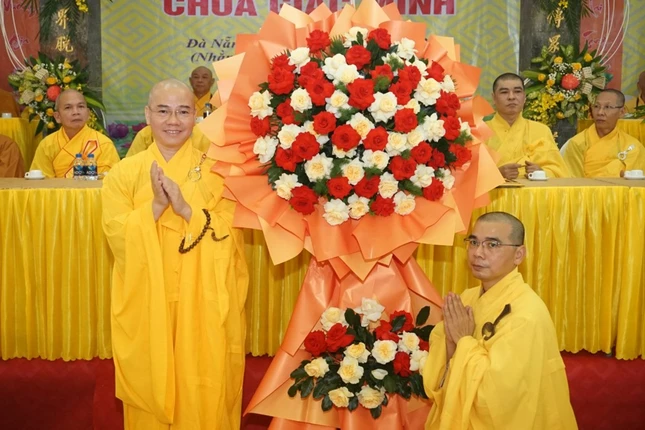 Thượng tọa Thích Thông Đạo tặng hoa chúc mừng Đại đức tân trụ trì chùa Giác Minh