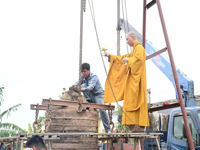 Đại đức Thích Giác Trí cử hành nghi thức sái tịnh khuôn chuông