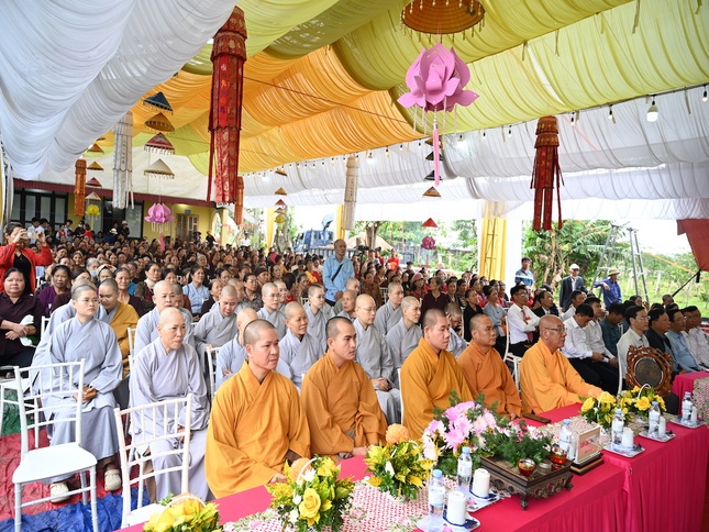 Chư tôn đức, đại biểu, Phật tử, nhân dân địa phương tham dự