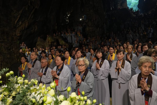 Hàng nghìn Phật tử đạo tràng Pháp Hoa từ khắp các tỉnh thành phía Bắc tham dự khóa lễ