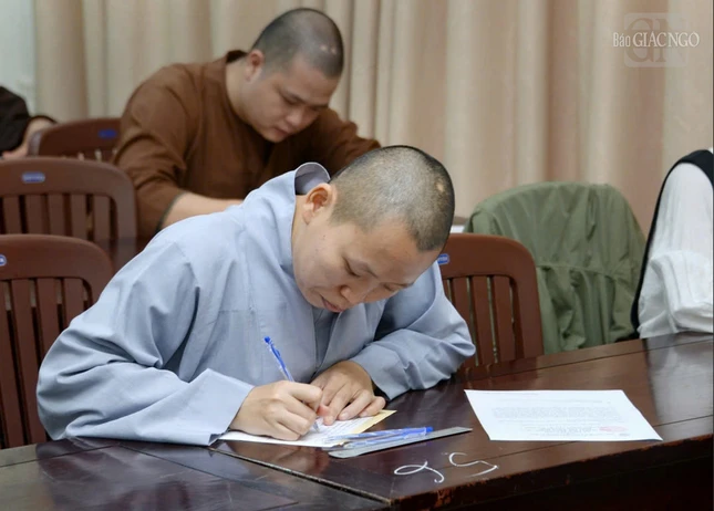 Thí sinh nghiêm túc làm bài thi