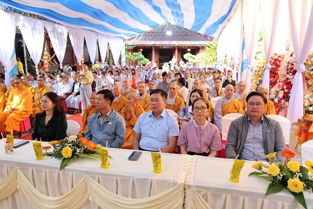 Chư tôn đức, đại biểu, Phật tử dự lễ