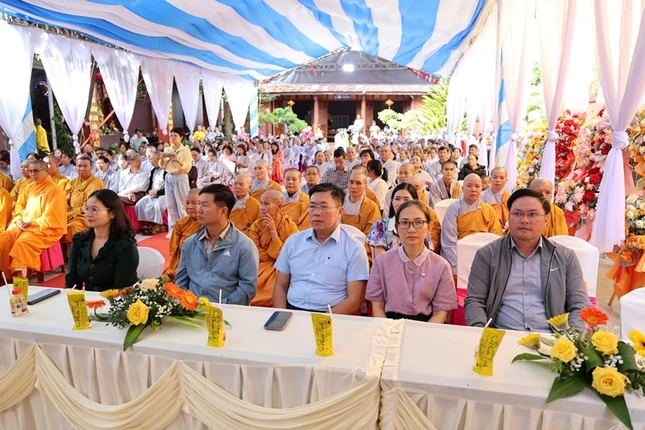 Chư tôn đức, đại biểu, Phật tử dự lễ