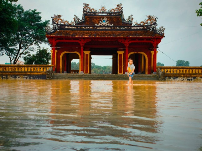 Chưa kịp khôi phục sau 3 đợt lũ lịch sử, sáng sớm nay 17-11, nội đô Huế lại phải gồng mình đối phó với trận lũ thứ 4 chỉ trong vòng chưa đầy 20 ngày - Ảnh: Kelvin Long