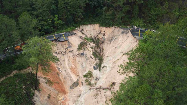 Đèo Mimosa bị "xẻ đôi"